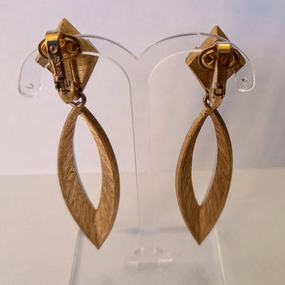 Vintage Trifari Earrings Gold Tone Dangle Clip Ons Large Statement Jewelry - Picture 9 of 16